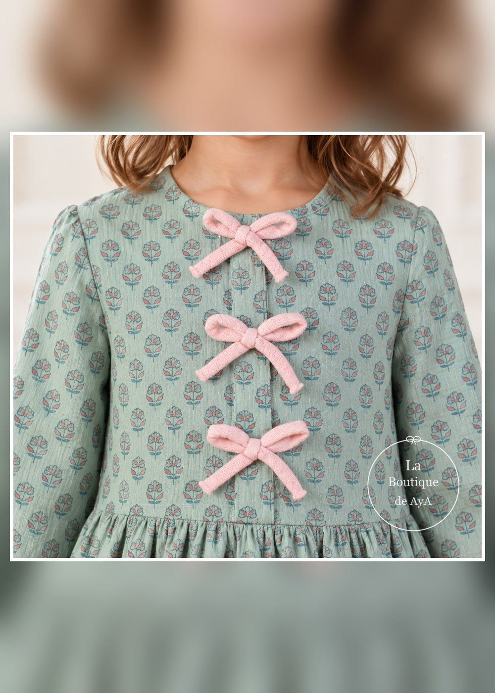 Detalle de los tres lazos rosas y el estampado del vestido Miranda 400620V