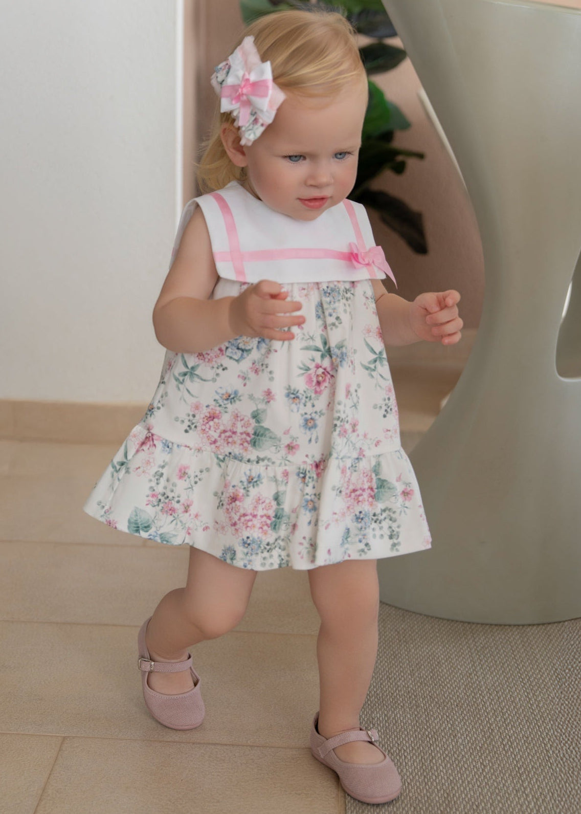 Vestido de bebé ceremonia con estampado floral y detalle de lazo rosa Miranda