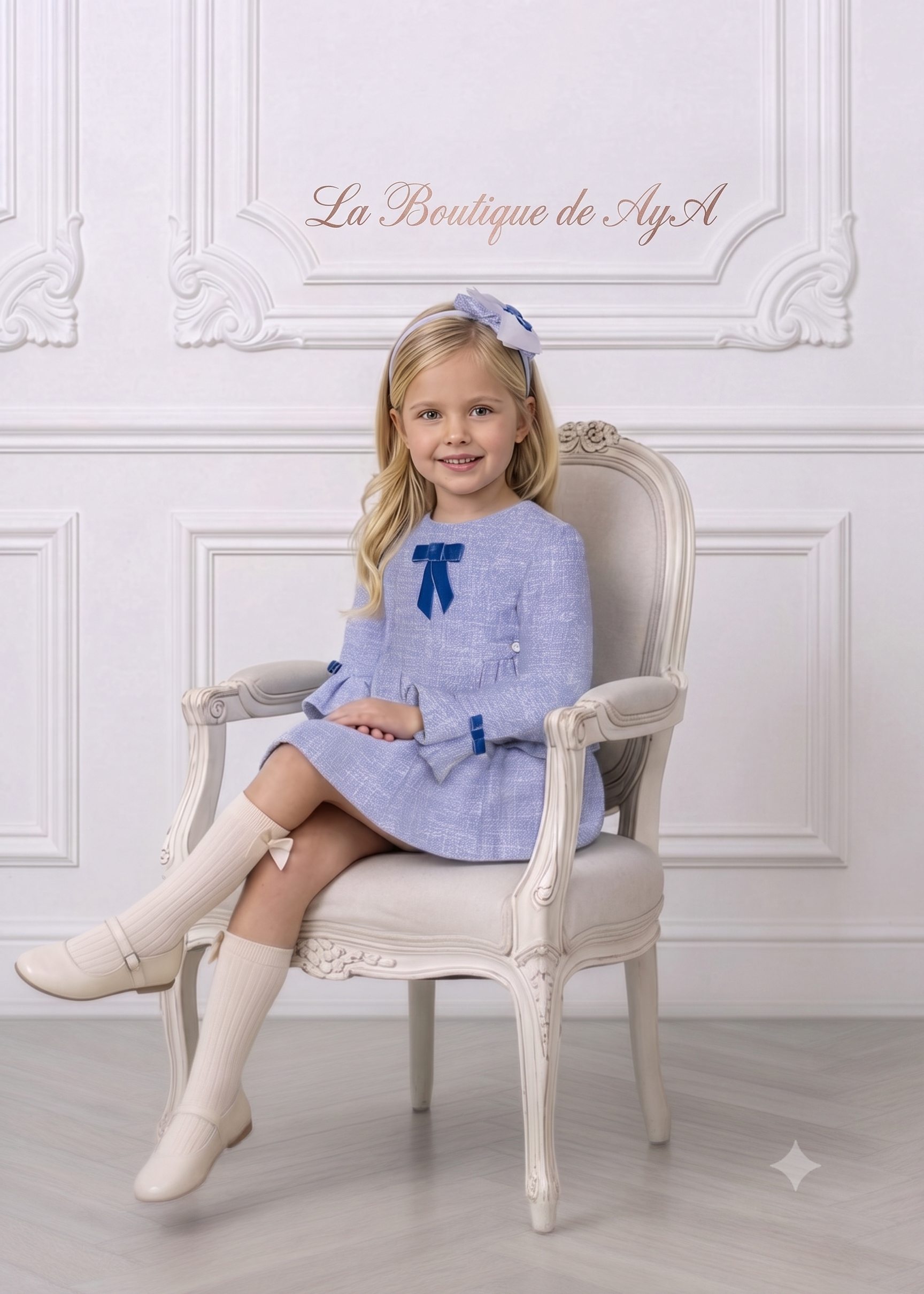 Niña luciendo el vestido elegante de invierno en tweed azul celeste de la firma española Miranda