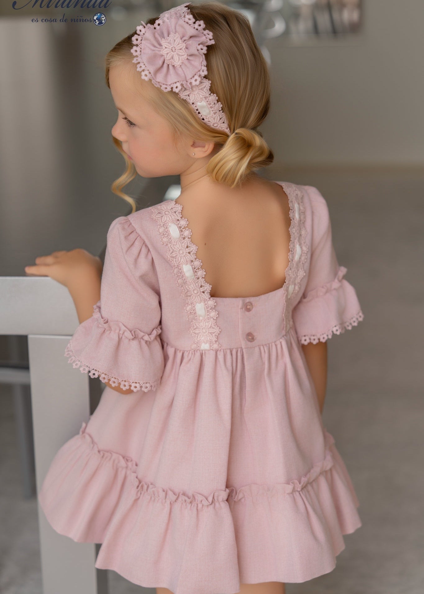 Vestido de ceremonia para niña rosa con detalles de encaje y volantes, marca Miranda