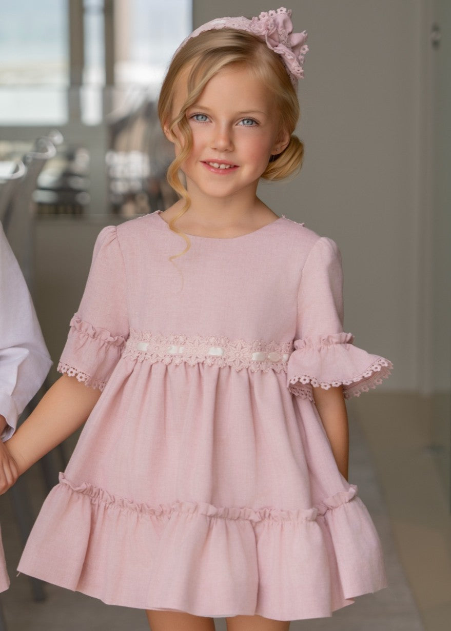 Vestido de ceremonia para niña rosa con encaje y volantes, marca Miranda – vista delantera