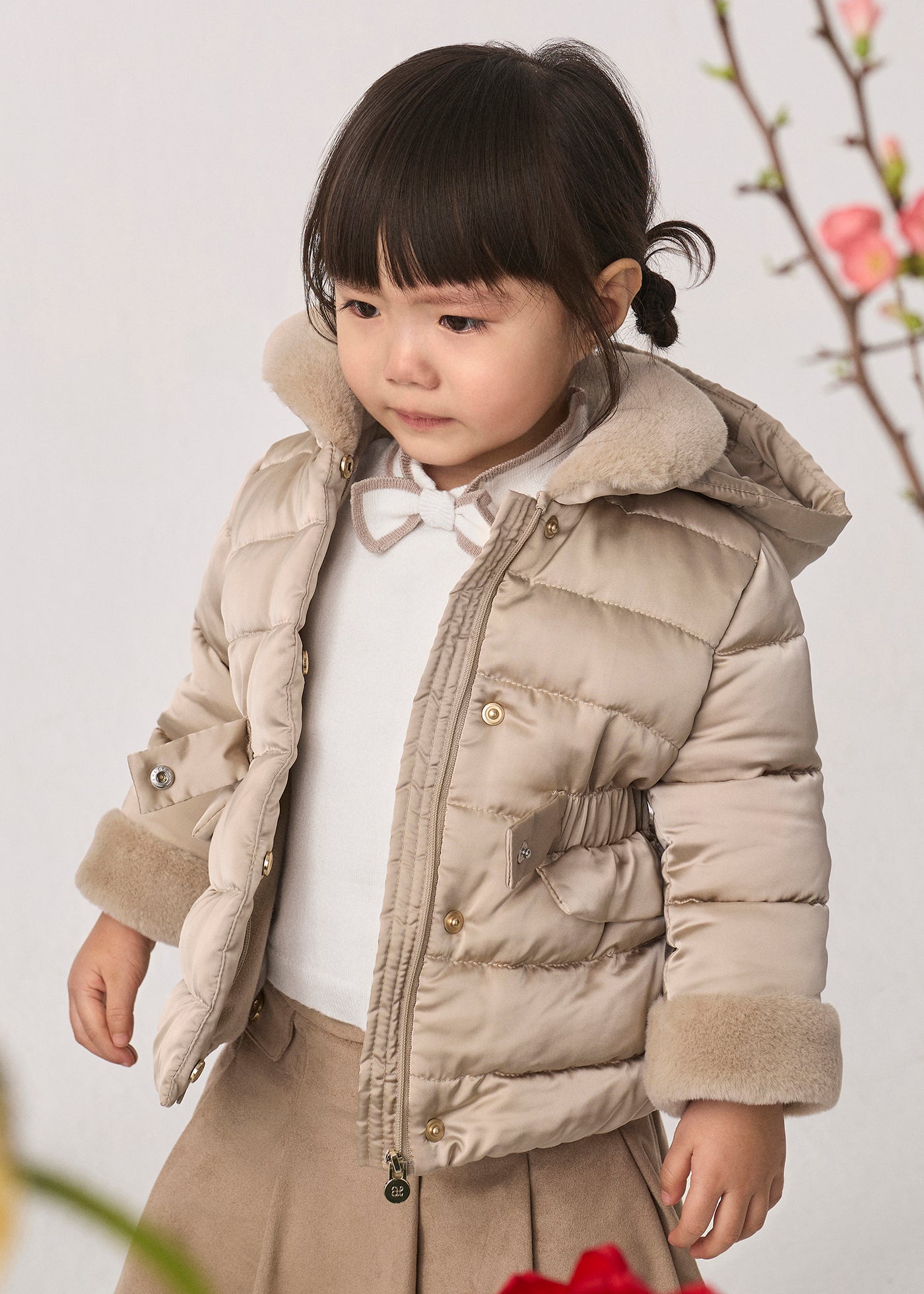 Chaquetón satinado pelo dorado para bebé niña Abel & Lula 05873