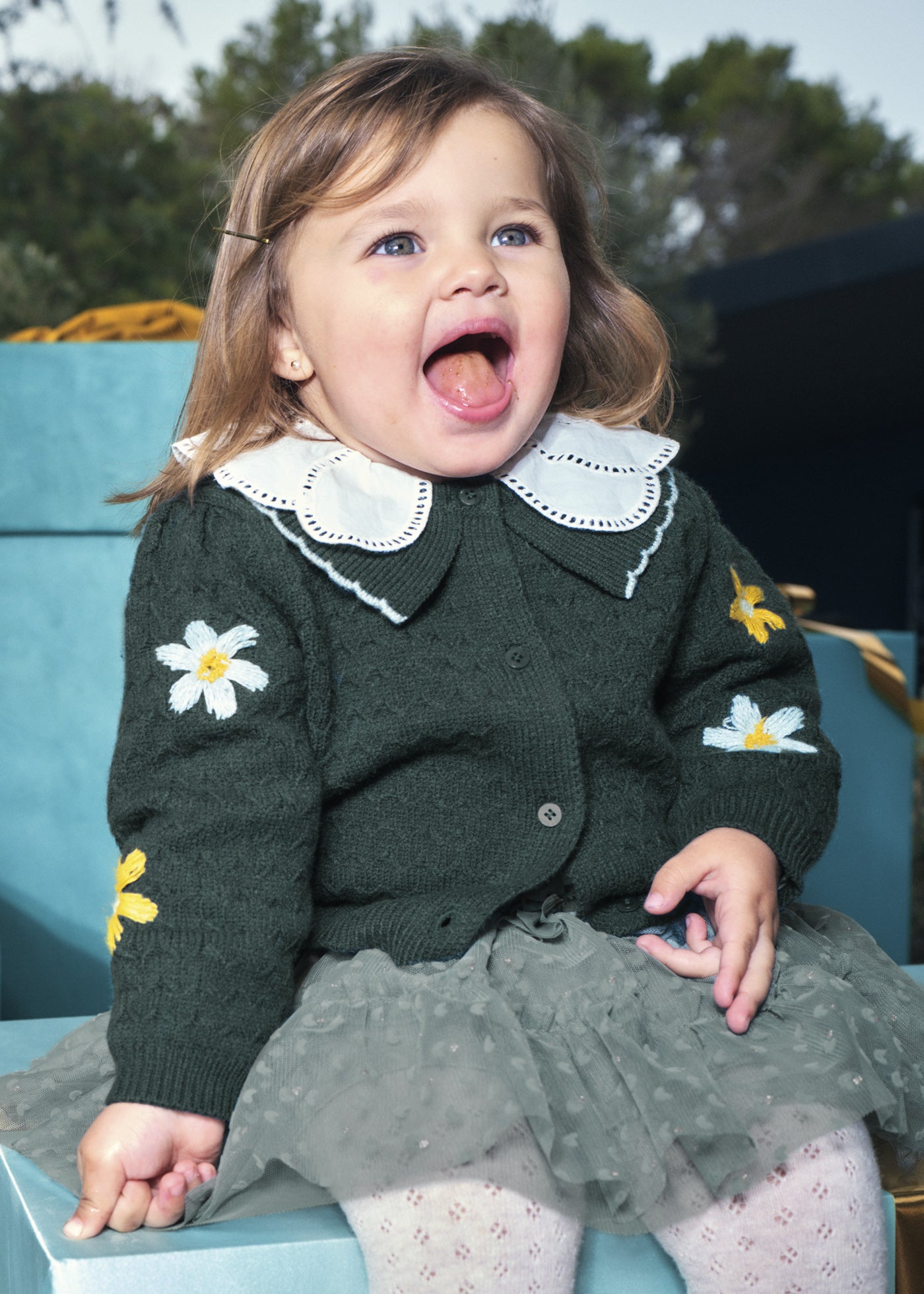 Rebeca de punto con flores bordadas nenúfar para niña Mayoral 02306-040 - modelo