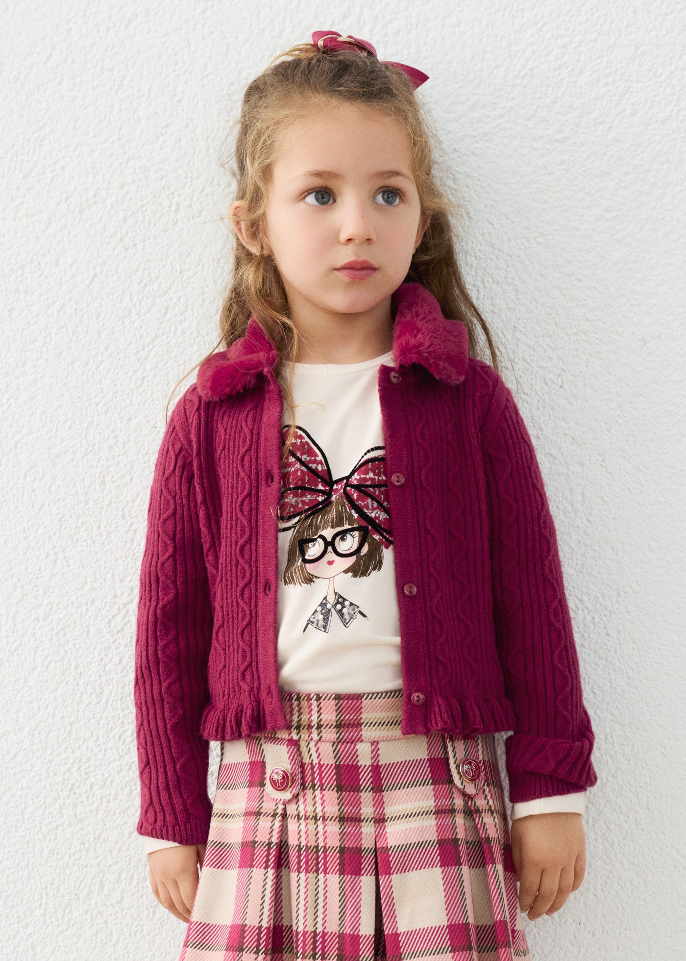 Rebeca de punto con cuello de pelo framboise para niña Mayoral 04324-047 - modelo