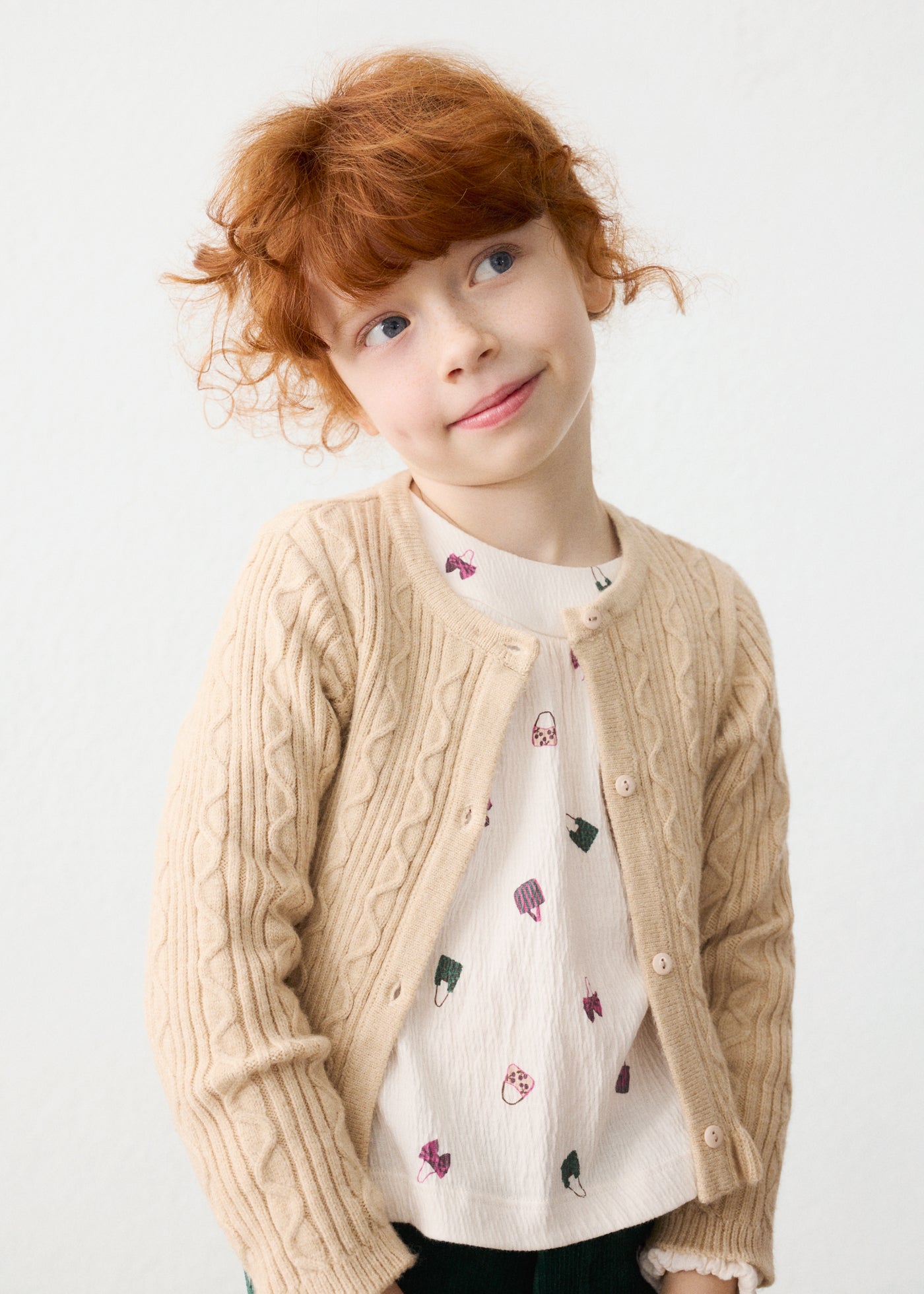 Rebeca de punto con cuello de pelo quinoa vigoré para niña Mayoral 04324-048 - modelo
