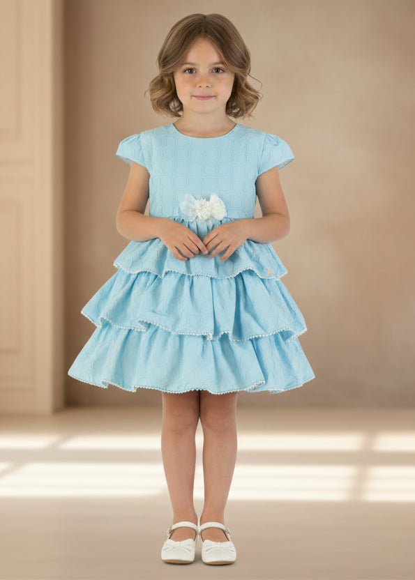 Vestido niña ceremonia azul con falda de tres volantes y aplique floral – Miranda