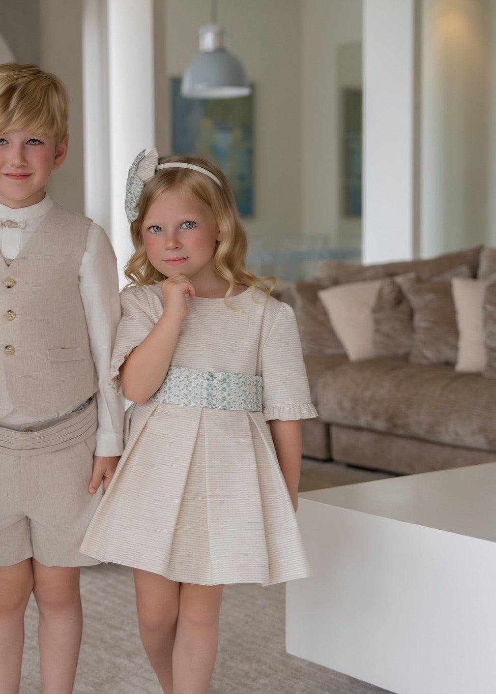 Vestido de Ceremonia Infantil Beige con Lazo Floral Verde  Miranda 0241