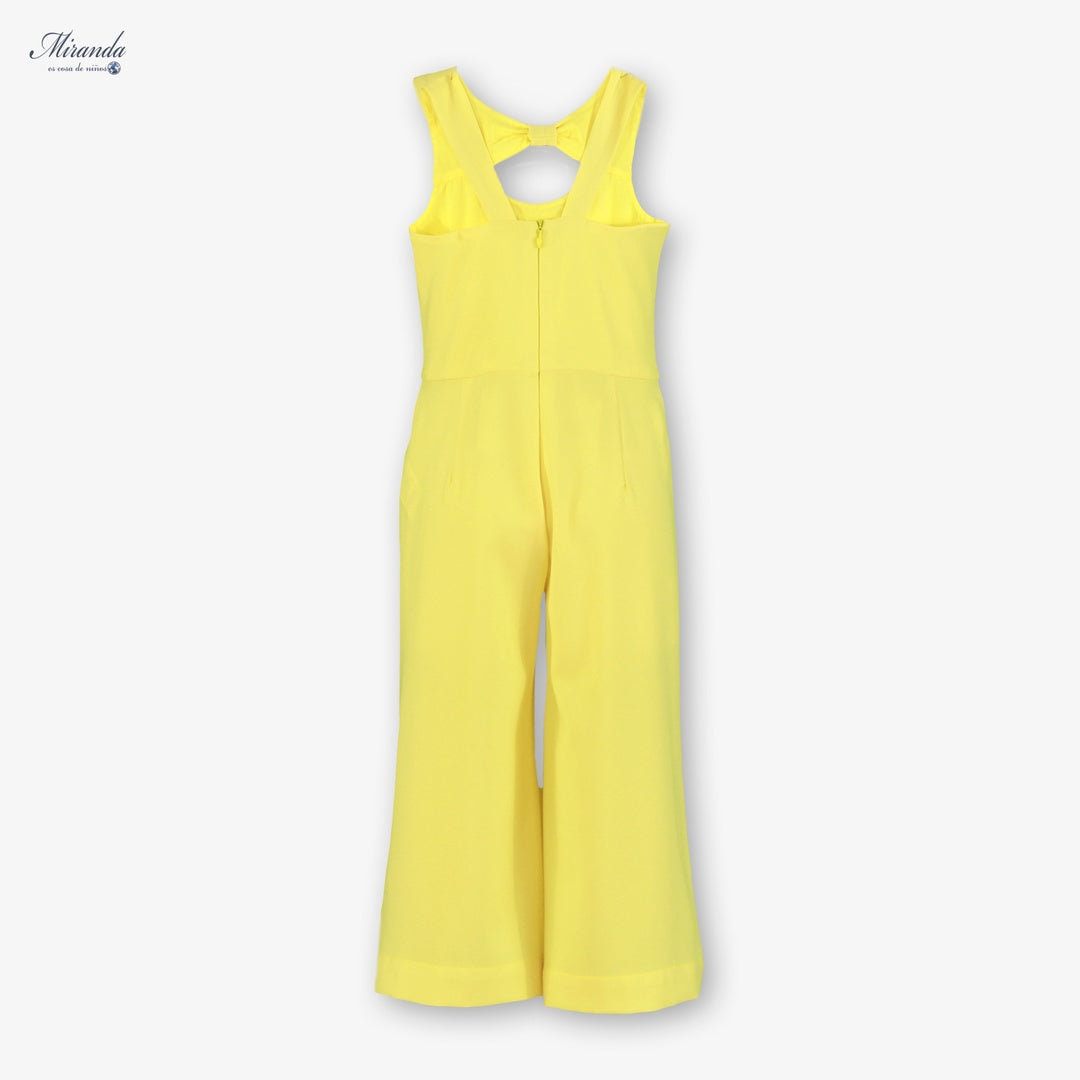 Mono para niña amarillo con lazo trasero y pierna ancha, vista espalda.