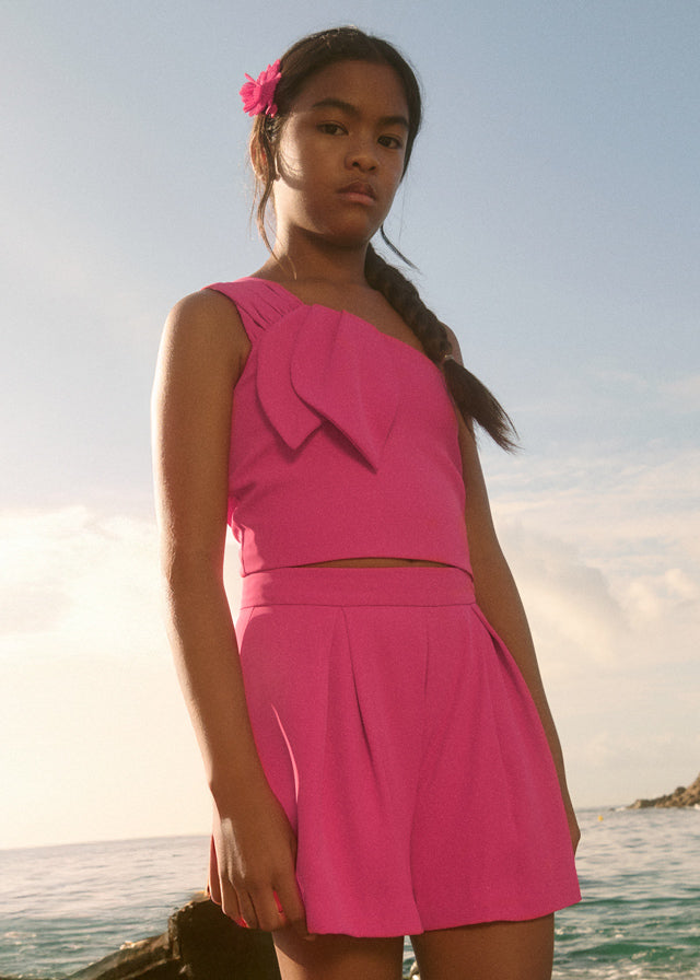 Conjunto fucsia de crepe Abel & Lula para niña con top asimétrico y bermuda a juego, ideal para ceremonia, SKU 05210.
