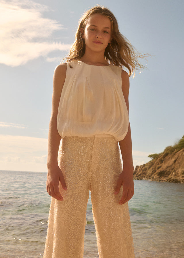 Conjunto champagne Abel & Lula para niña con top plisado y pantalón largo de lentejuelas, SKU 05214.
