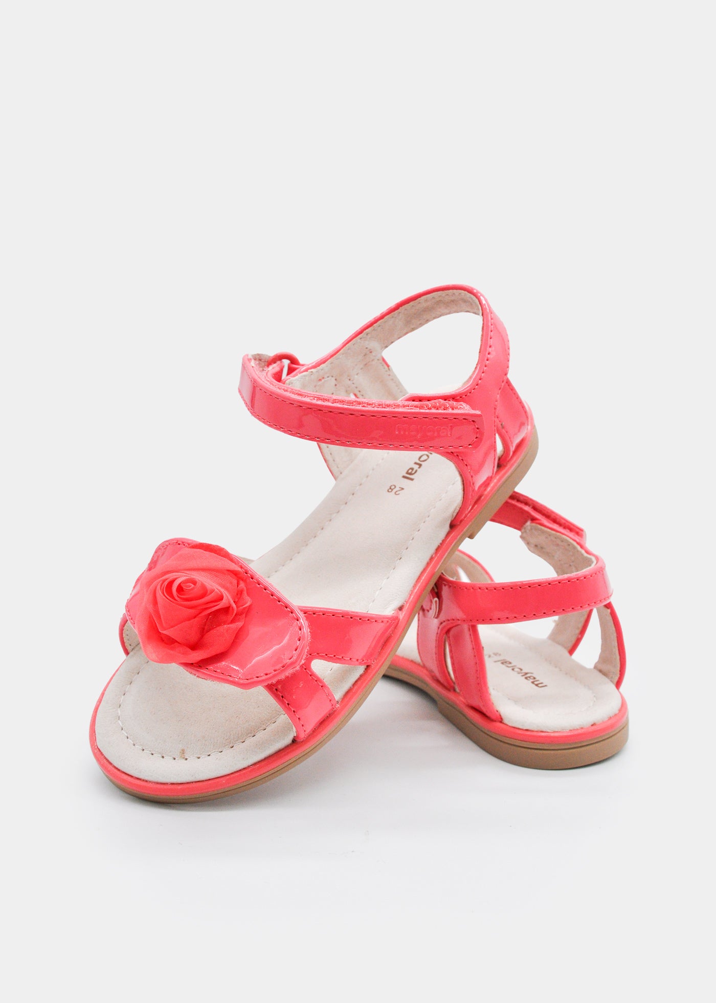 Sandalia de niña Mayoral en color coral con acabado de charol y detalle de flor grande en la parte delantera.