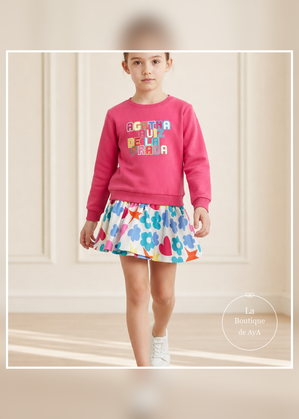 Modelo caminando: vestido Agatha Ruiz de la Prada 8236W26