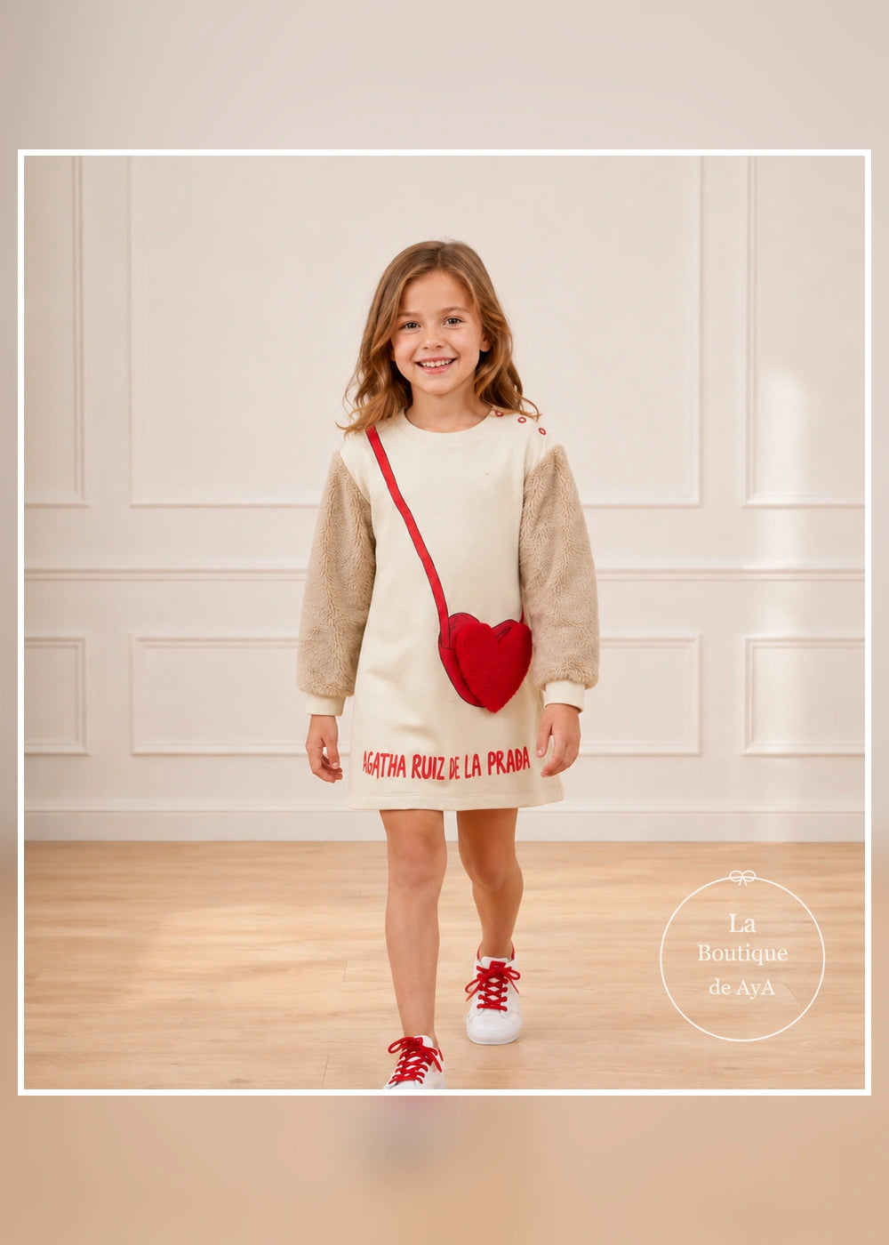Modelo caminando con vestido Hearts 8238W26