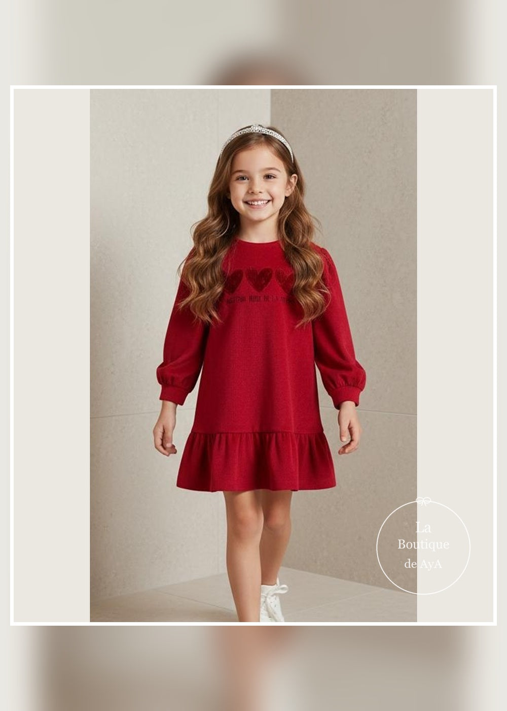 Vista cercana con modelo del vestido Hearts rojo 8239W26