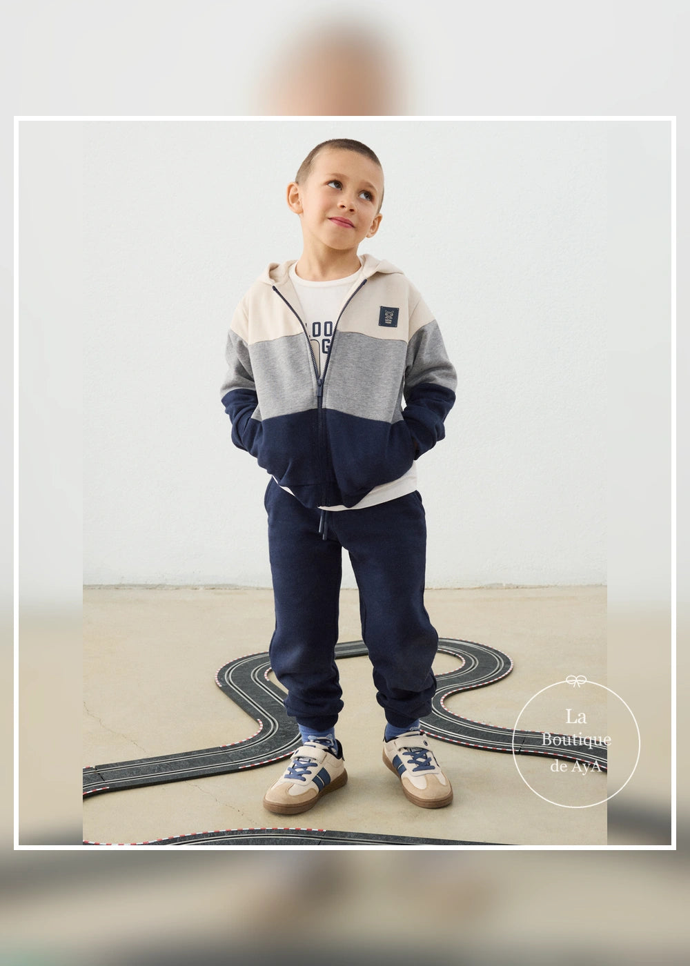 Chándal azul con capucha y camiseta niño Mayoral 04808-024. Vista principal con modelo.