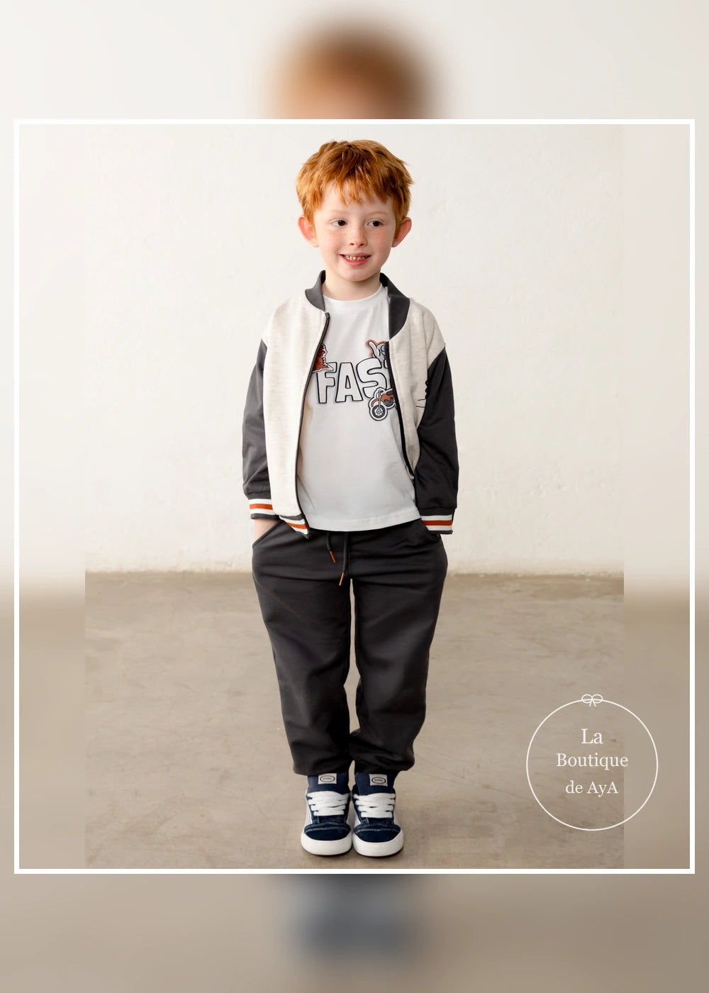 Chándal bomber con camiseta pizarra niño Mayoral 04807-020. Vista principal con modelo.