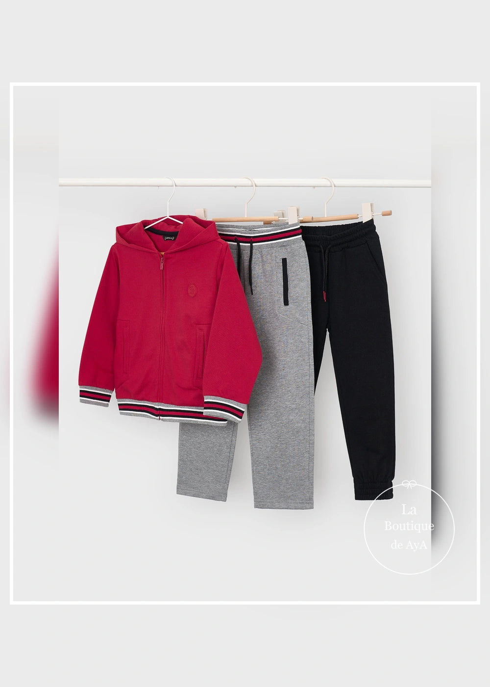 Chándal rojo con dos pantalones para niño Mayoral 04812-045. Prendas solas, vista delantera.