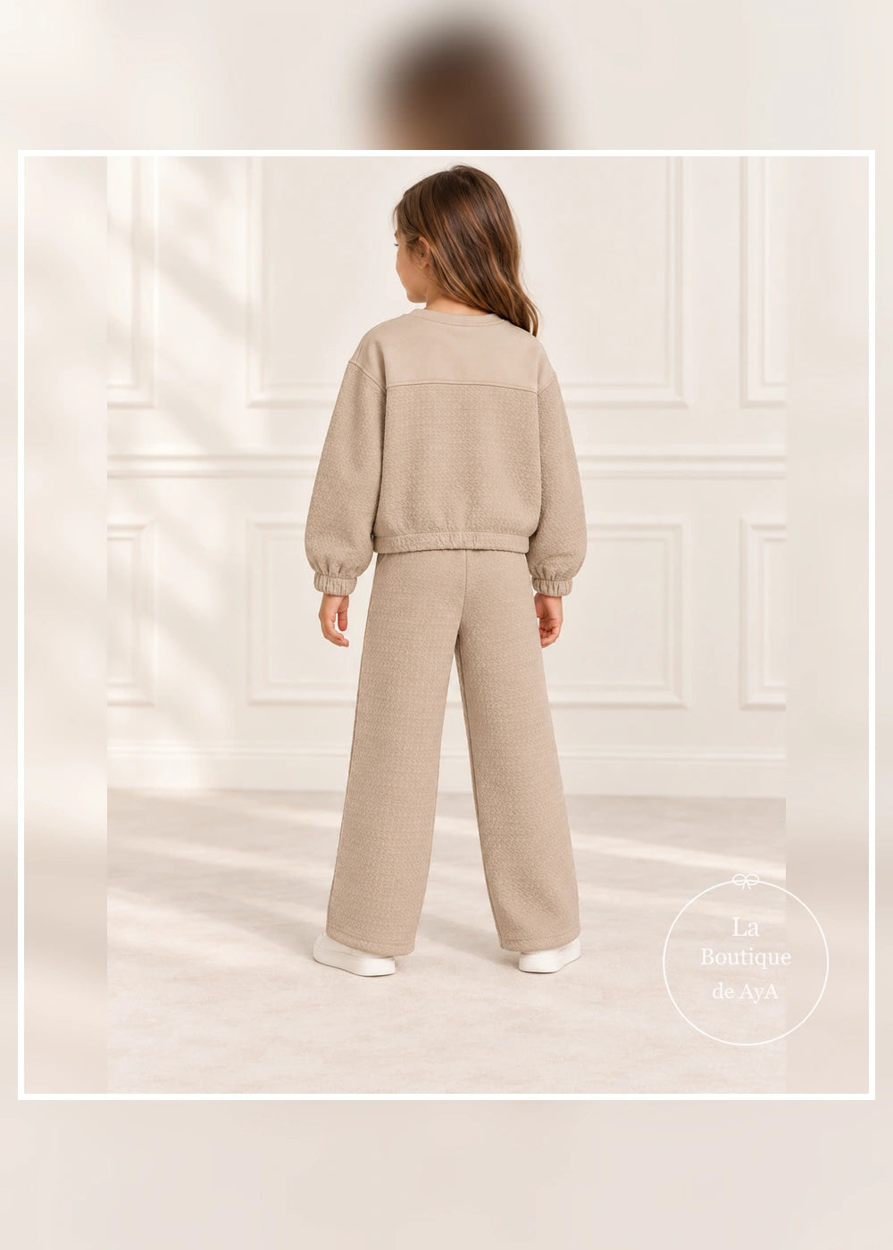 Conjunto acolchado avellana para niña Mayoral 04816-078. Vista trasera con modelo.