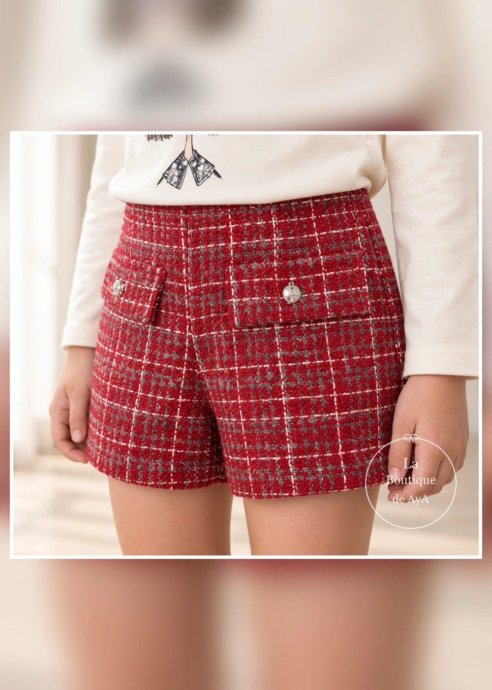 Conjunto de camiseta ilustrada y bermuda tweed roja para niña Mayoral, detalle del tejido y los acabados