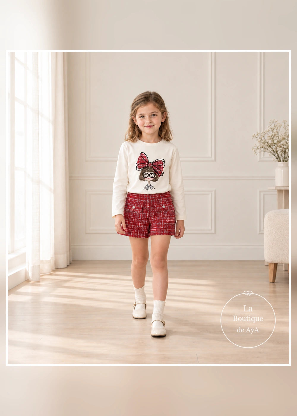 Conjunto de camiseta ilustrada y bermuda tweed roja para niña Mayoral, vista en movimiento