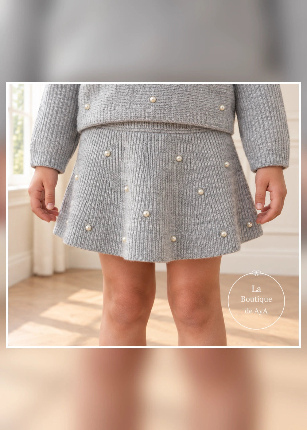 Conjunto de jersey y falda de punto con perlas gris para niña Mayoral, detalle del tejido y los acabados