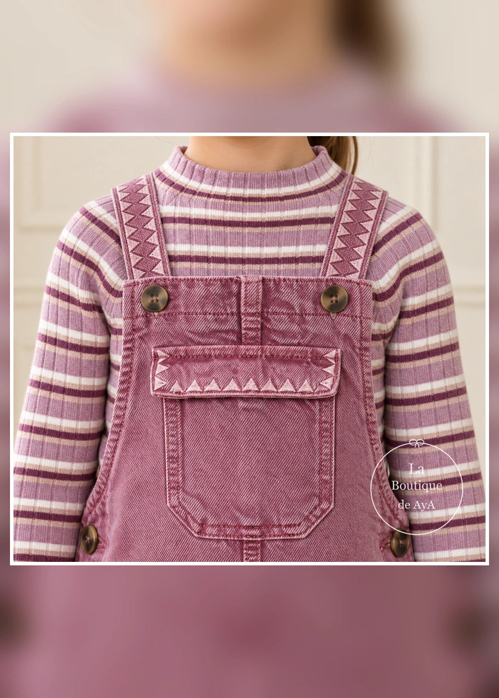 Conjunto de peto bordado uva y jersey de rayas para niña Mayoral, detalle del delantero