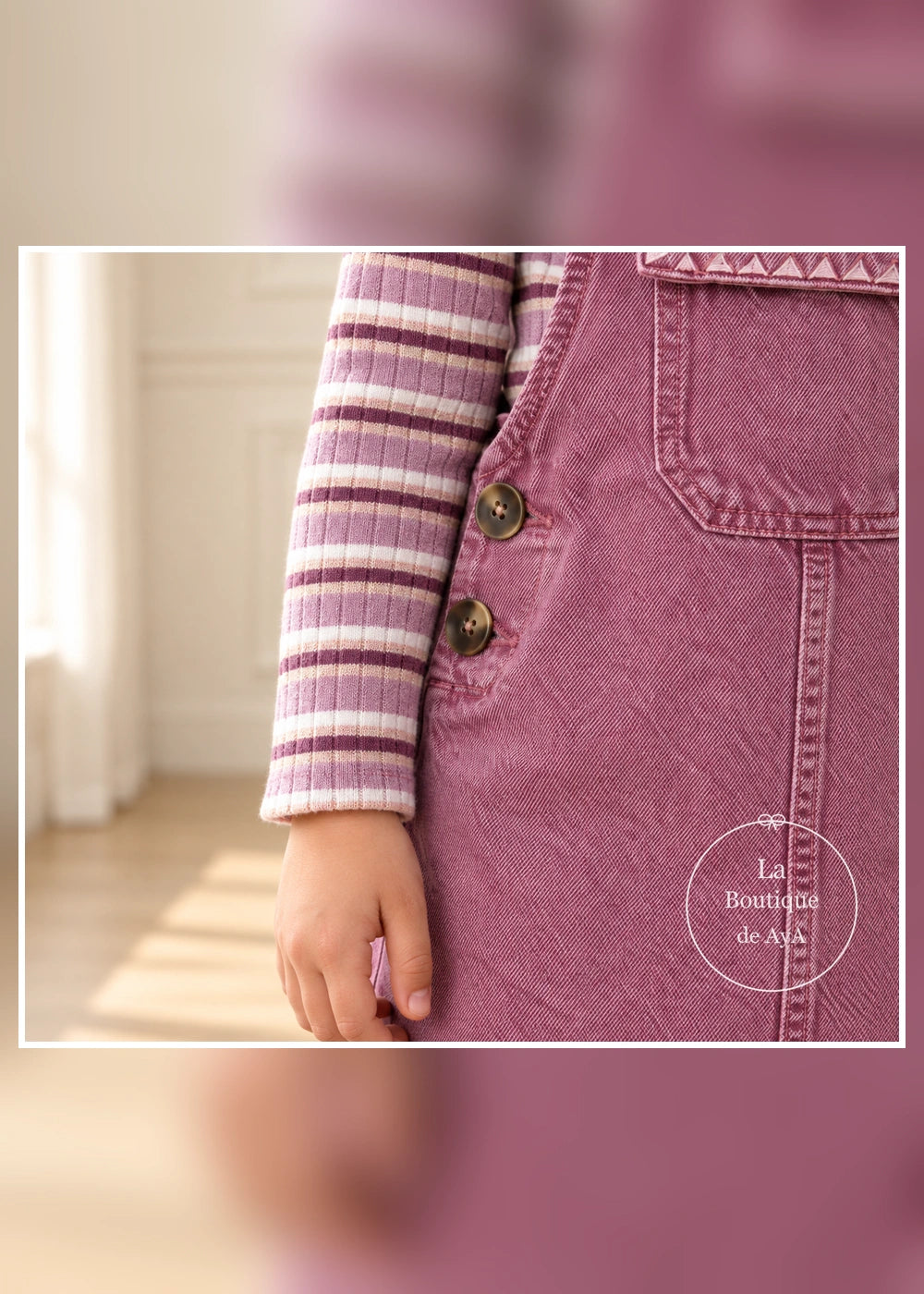 Conjunto de peto bordado uva y jersey de rayas para niña Mayoral, detalle del tejido y los acabados