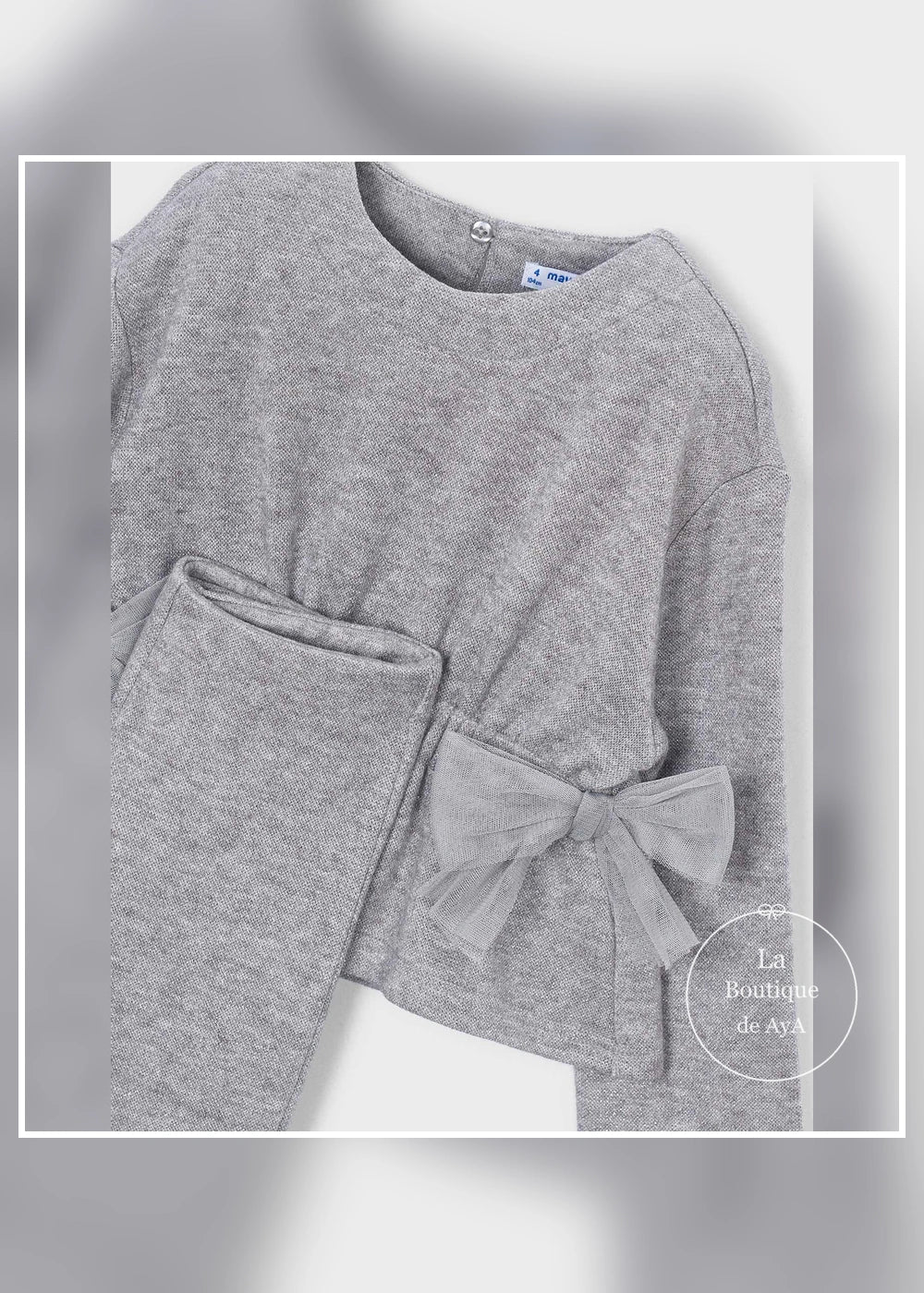 Conjunto de punto gris mezcla con lazos para niña Mayoral 04530-094. Detalle del tejido y acabados.