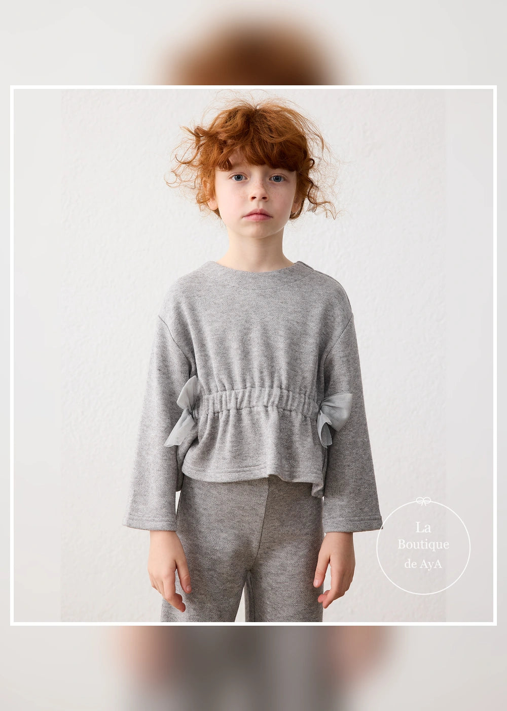 Conjunto de punto gris mezcla con lazos para niña Mayoral 04530-094. Vista de detalle con modelo.