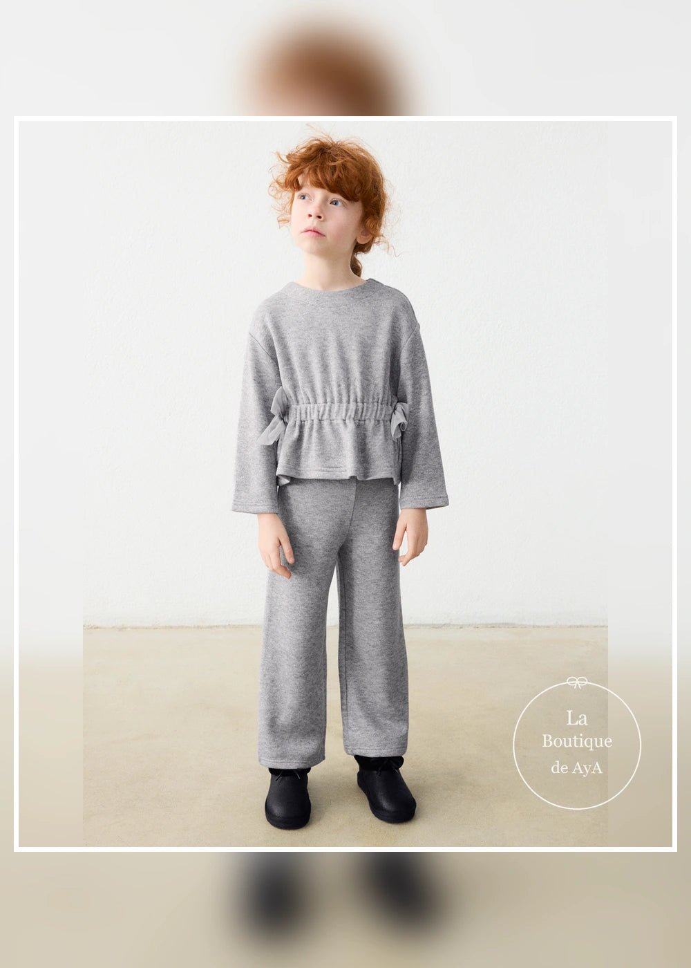 Conjunto de punto gris mezcla con lazos para niña Mayoral 04530-094. Vista principal con modelo.