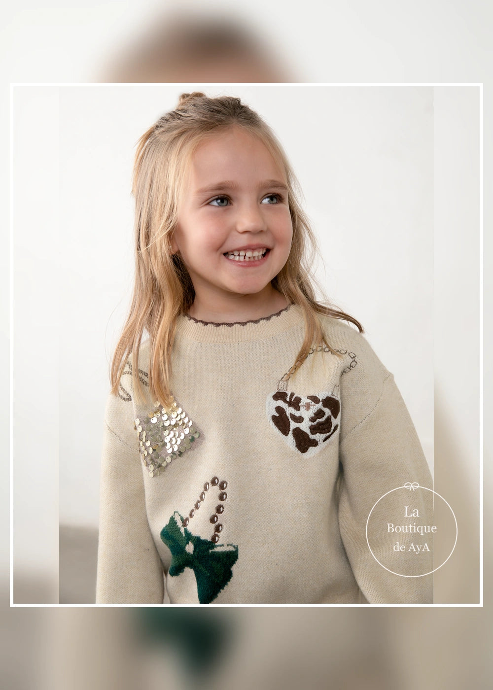 Conjunto jersey y falda de punto café niña Mayoral 04933-056. Vista de detalle con modelo.