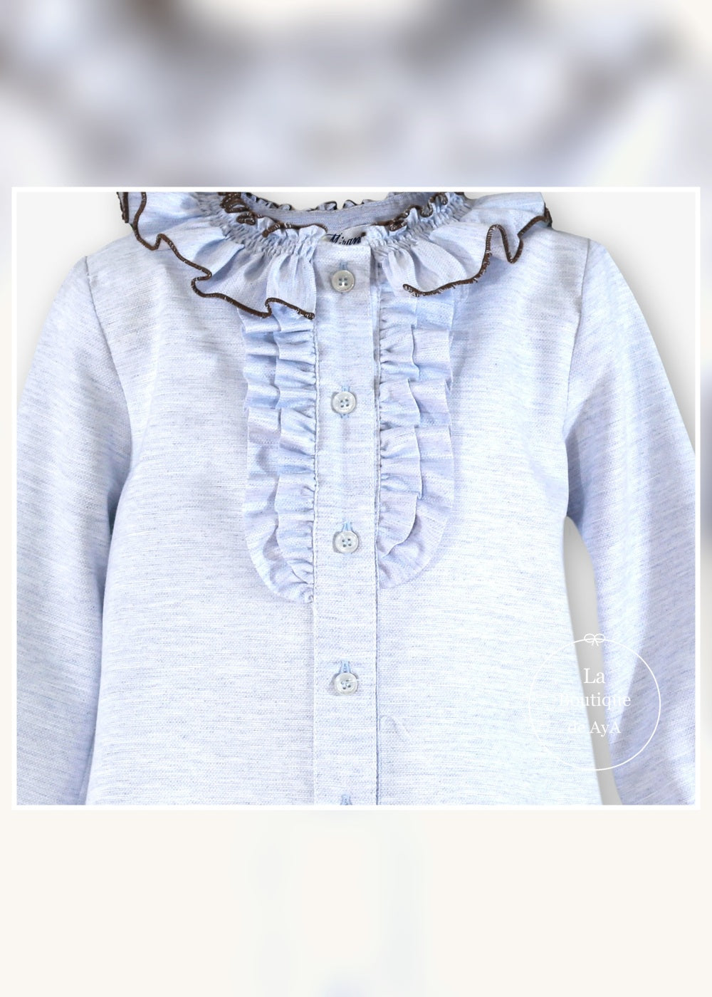 Detalle de la blusa celeste con volantes del conjunto Miranda 0247
