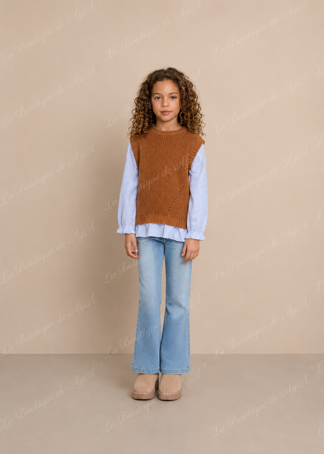 Niña con conjunto Miranda de pantalón vaquero, blusa celeste y chaleco camel