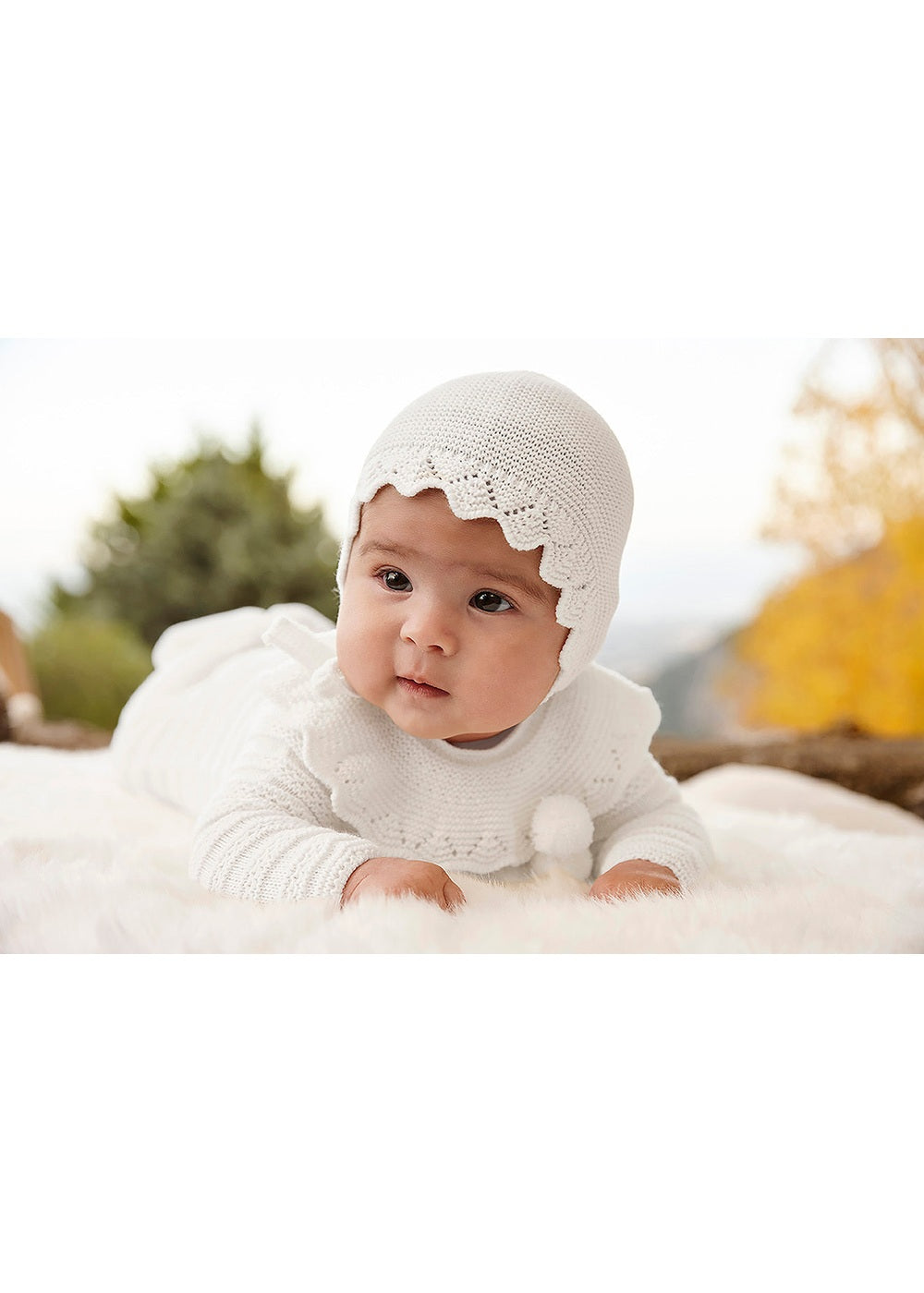 Conjunto recién nacido Juliana tres piezas calados y pompones 26544, colección otoño invierno 2026/2027