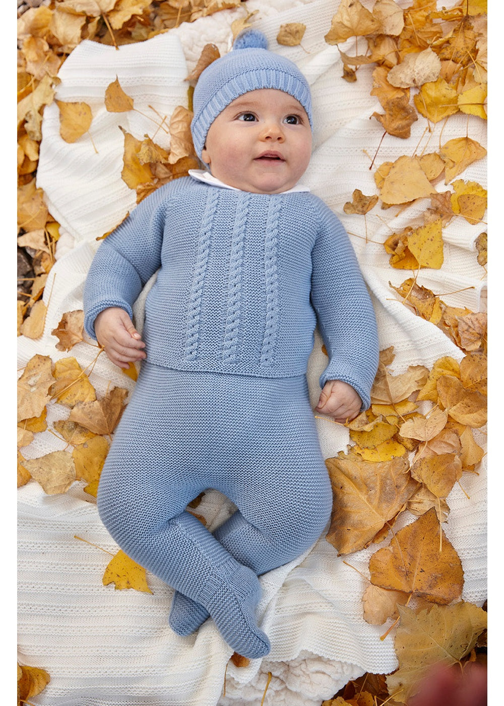 Conjunto recién nacido Juliana tres piezas trenzas centro 26553, colección otoño invierno 2026/2027