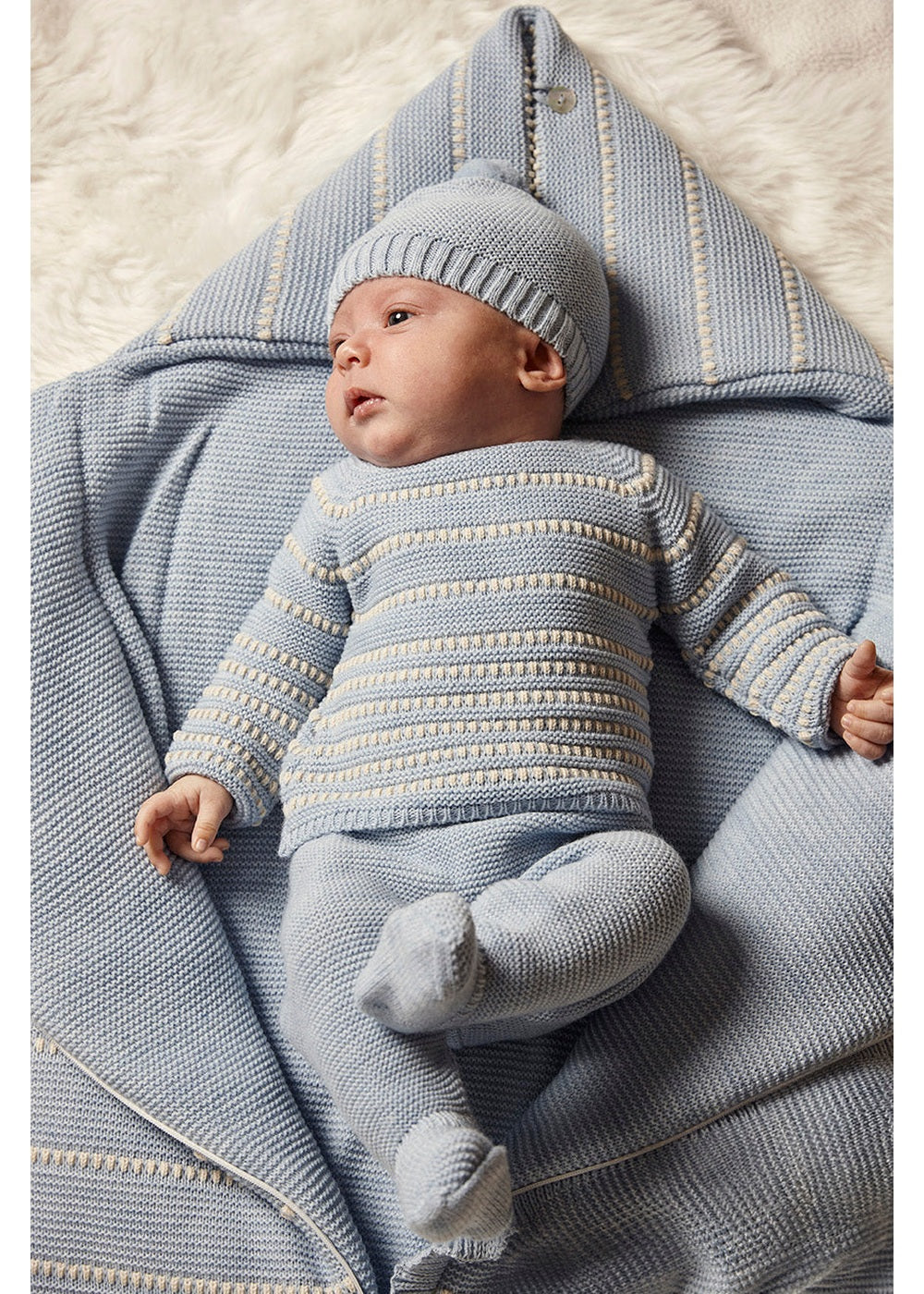 Conjunto recién nacido Juliana tres piezas líneas bicolor 26567, colección otoño invierno 2026/2027