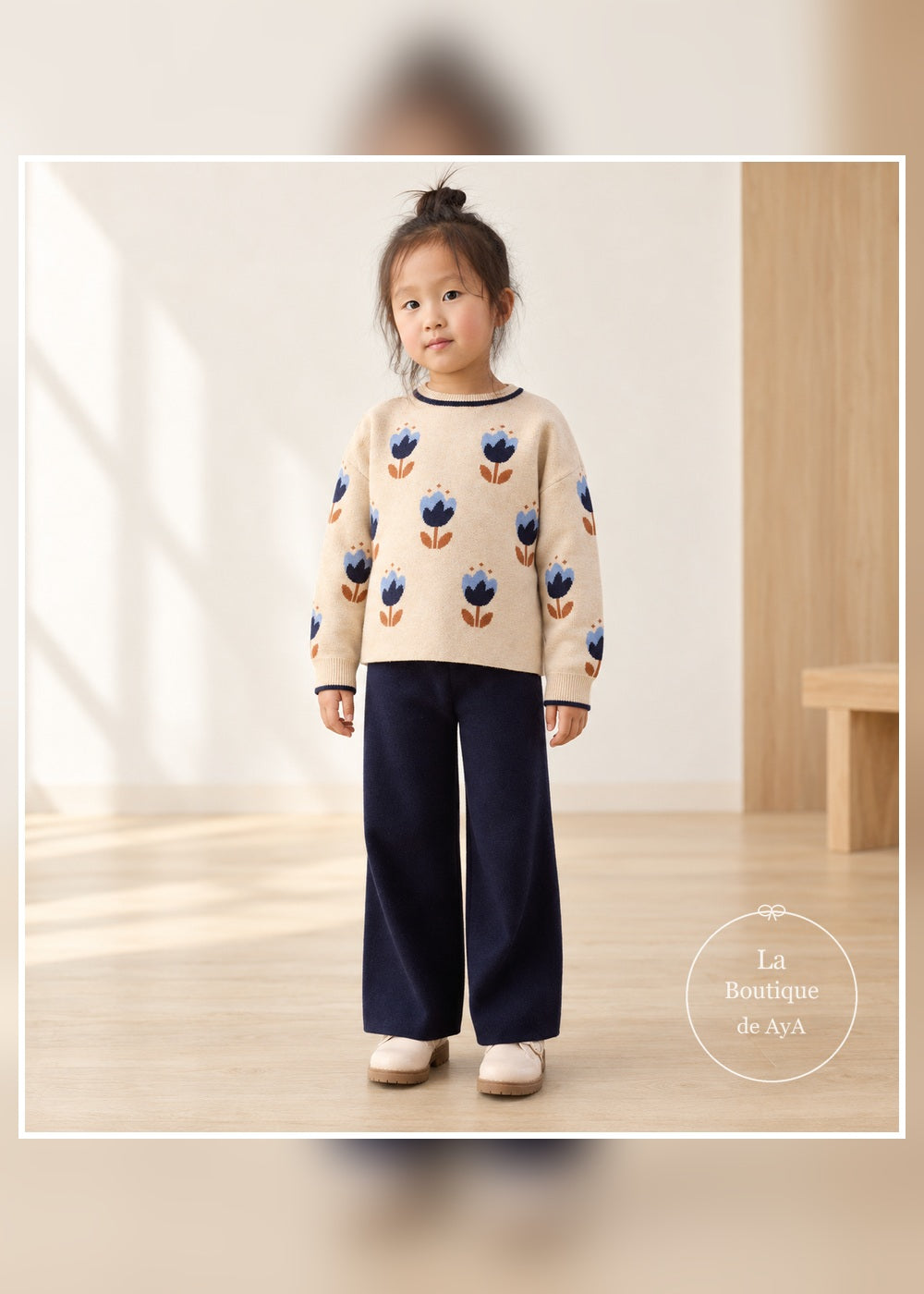 Conjunto Mayoral 04527-065 para niña: jersey crema con flores y pantalón marino, vista frontal con modelo