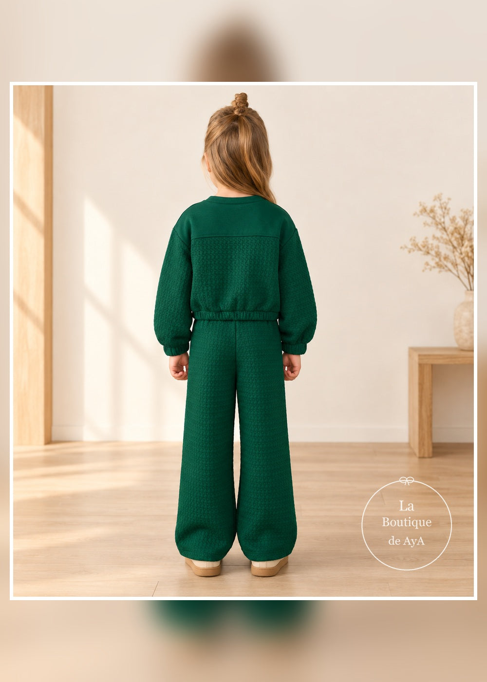 Conjunto texturado verde botella para niña Mayoral 04816: vista posterior con modelo
