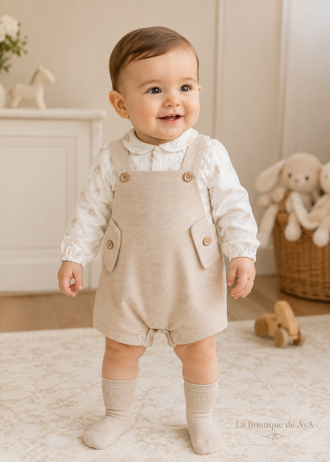 Bebé con conjunto camisa y peto Miranda beige 40/0028/23 - modelo con marca de agua La Boutique de AyA