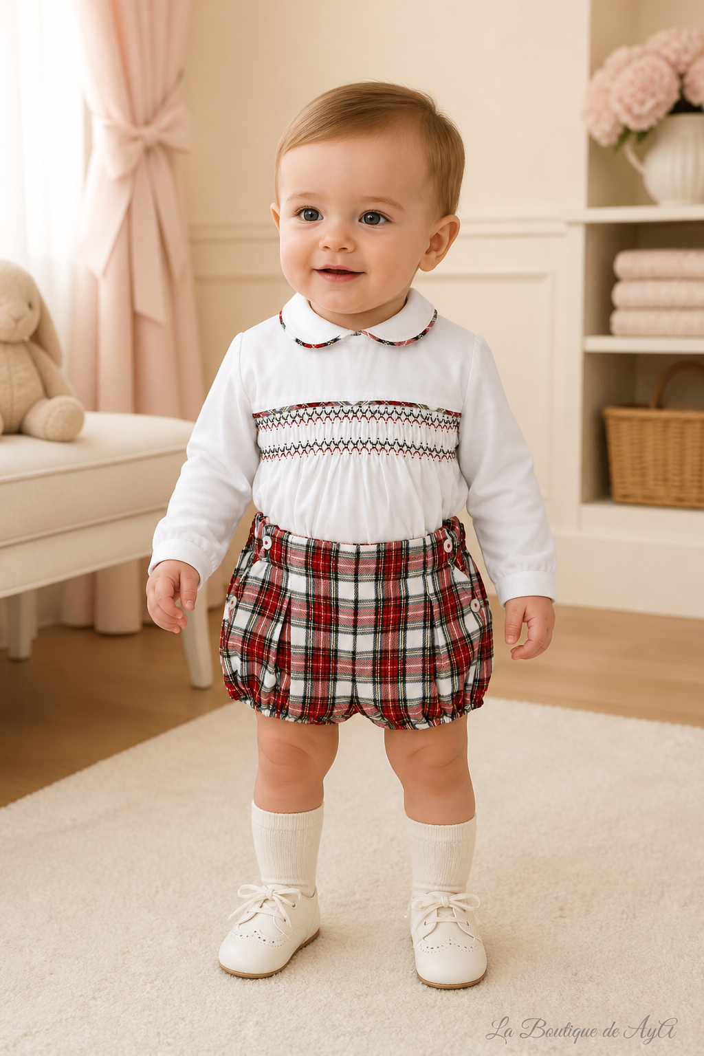 Bebé niño con conjunto Miranda rojo 40/0032/23 en boutique, marca de agua La Boutique de AyA