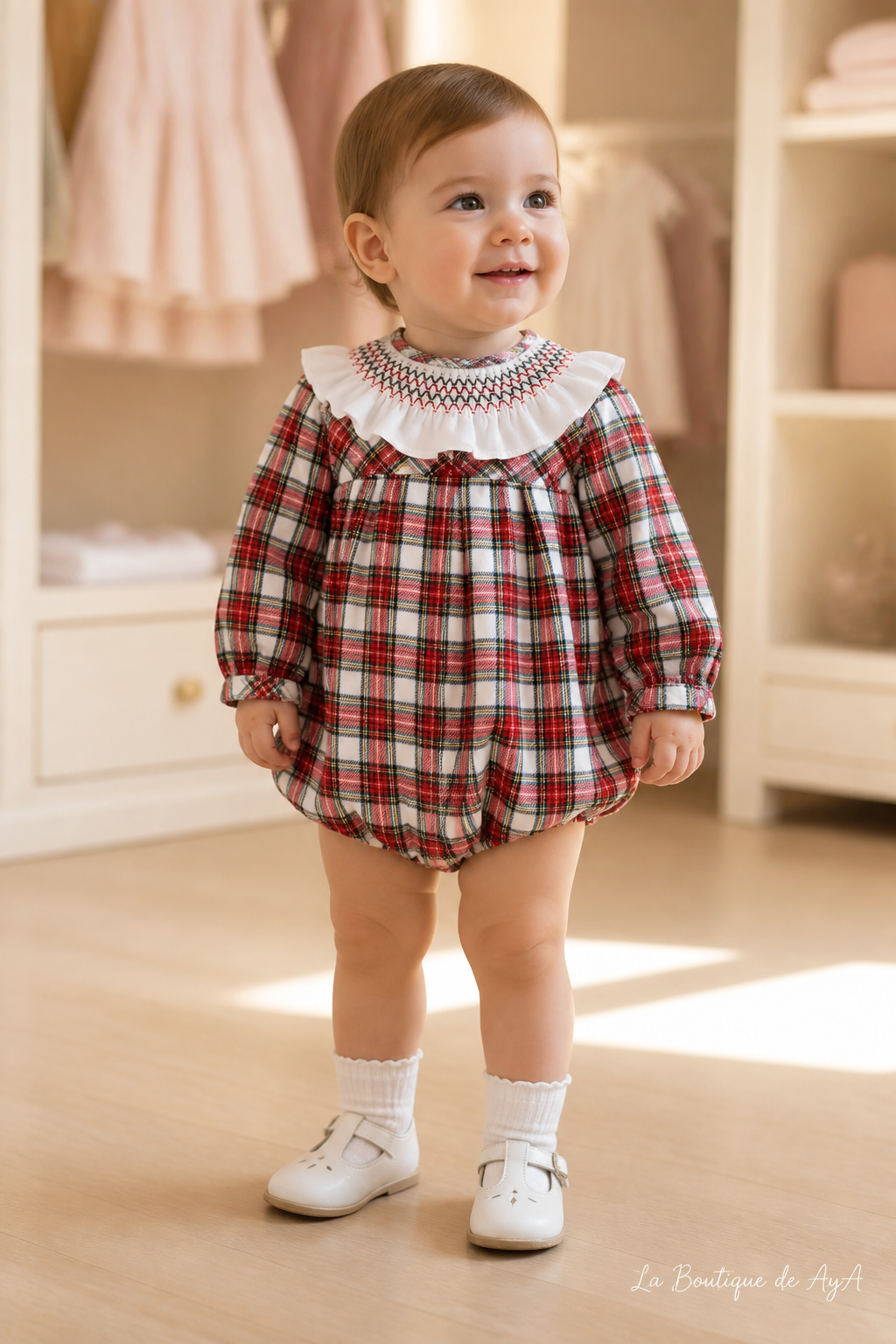 Bebé con pelele unisex Miranda rojo 40/0032/P en boutique, marca de agua La Boutique de AyA