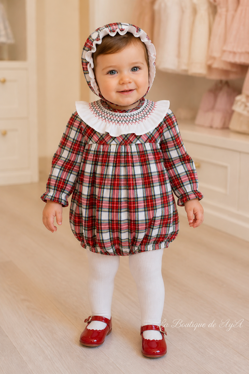 Bebé con pelele y gorro Miranda rojo 40/0032/PG en boutique, marca de agua La Boutique de AyA