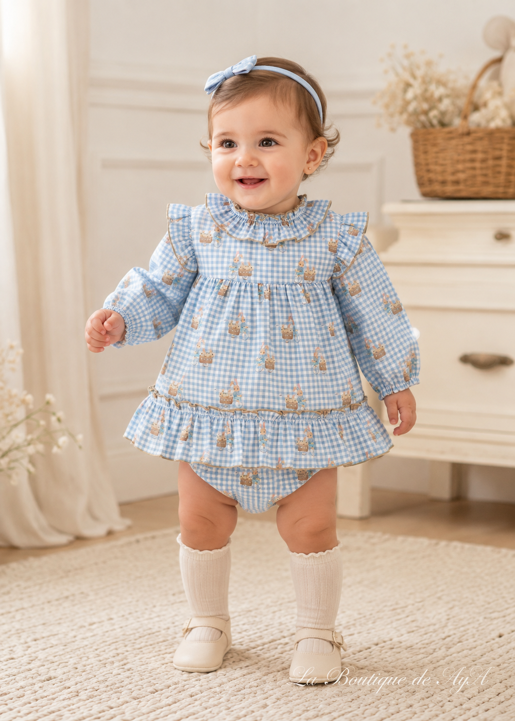 Bebé con vestido y braguita Miranda azul 40/0048/VB - modelo con marca de agua La Boutique de AyA