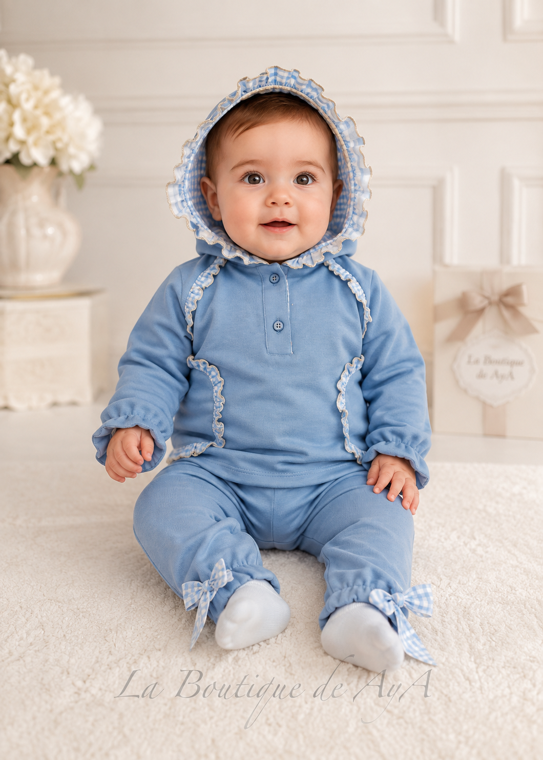 Bebé con chándal Miranda azul 40/0049 - detalle de capucha con marca de agua La Boutique de AyA