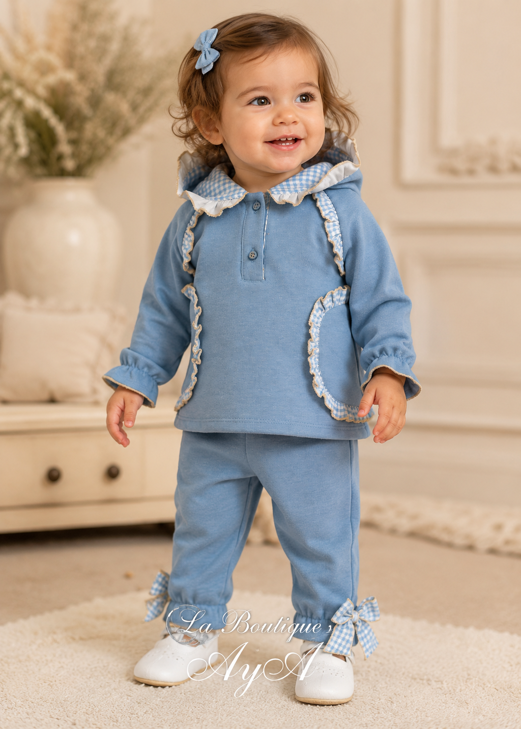 Bebé con chándal Miranda azul 40/0049 - modelo con marca de agua La Boutique de AyA