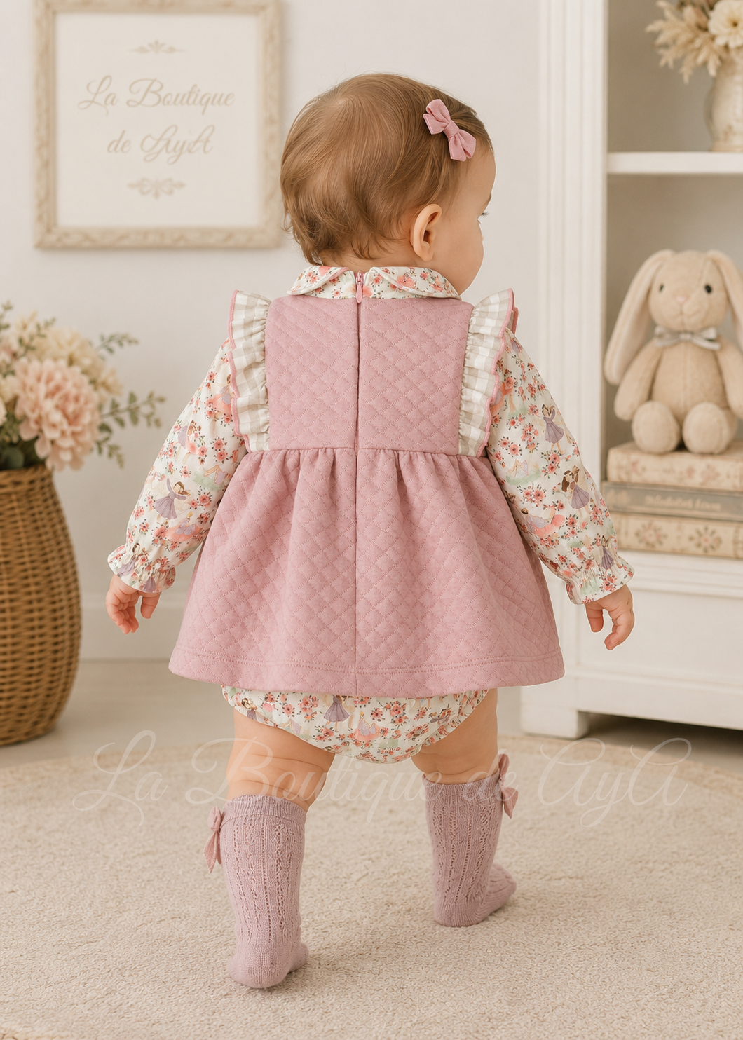 Vestido con braguita bebé Miranda rosa palo 40/0050/VB - vista trasera en modelo con marca de agua La Boutique de AyA