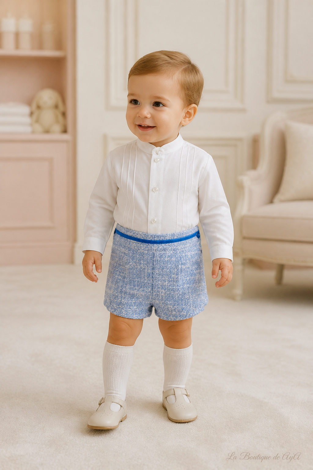 Bebé niño con conjunto Miranda blanco y azul 40/0134/23 en boutique, marca de agua La Boutique de AyA