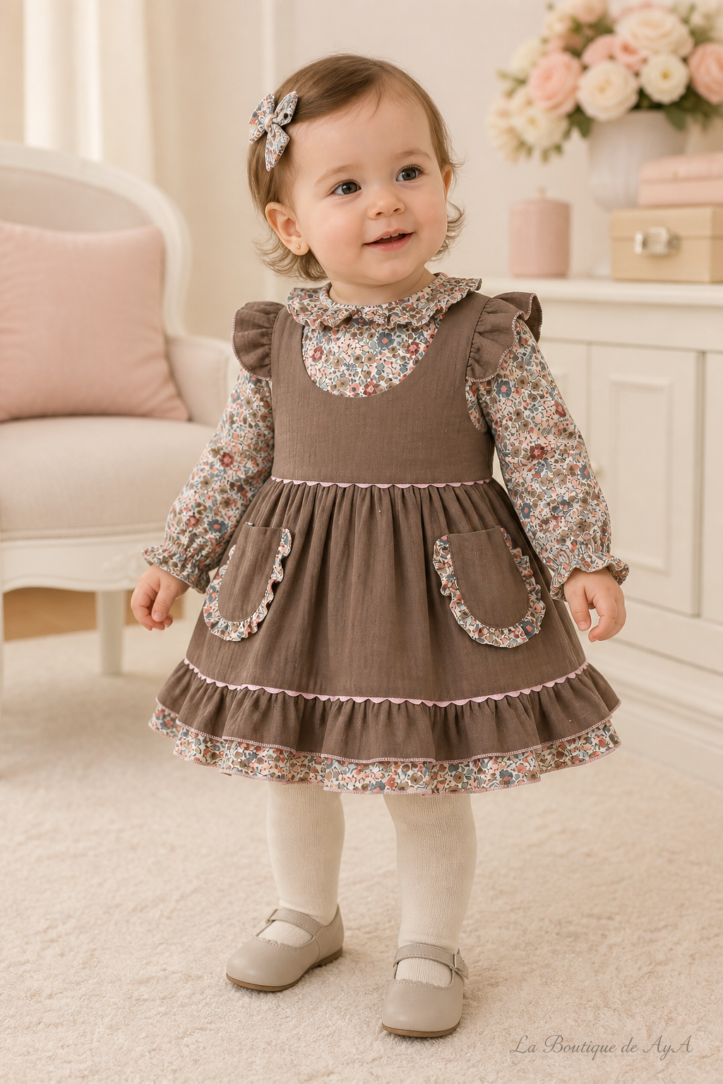 Bebé niña con vestido Miranda visón 40/0138/V en boutique, marca de agua La Boutique de AyA