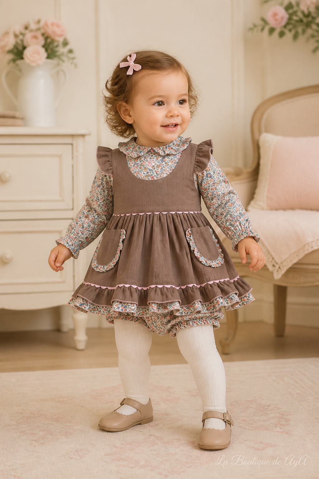 Bebé niña con vestido y braguita Miranda visón 40/0138/VB en boutique, marca de agua La Boutique de AyA