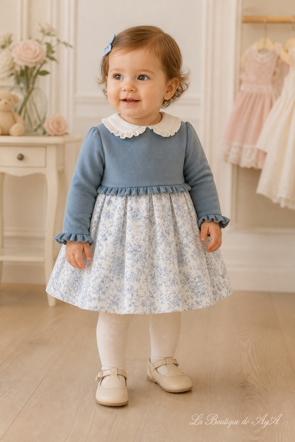 Bebé niña con vestido Miranda azul empolvado 40/0143/V en boutique, marca de agua La Boutique de AyA